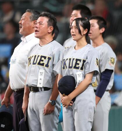 札幌日大に勝利し、仙台育英・須江航監督と校歌を歌う仙台育英・星よつは学生コーチ兼マネジャー（右）＝甲子園（撮影・中田匡峻）