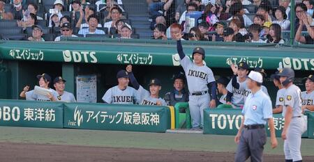 ４回、仙台育英・田山纏のソロを喜ぶ仙台育英・星よつはマネージャー（左）らナイン（撮影・西田忠信）