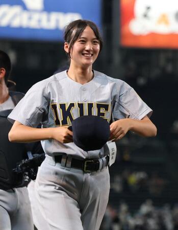 笑顔を見せる仙台育英・星よつは学生コーチ兼マネジャー（撮影・中田匡峻）