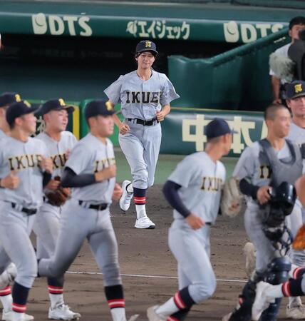 初戦を突破し、スタンドへあいさつに向かう仙台育英・星よつはマネージャー（撮影・西田忠信）