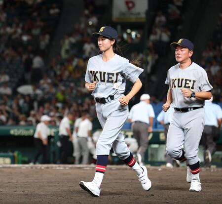 応援団の元へあいさつに向かう仙台育英・星よつは学生コーチ兼マネジャー（左）＝撮影・中田匡峻