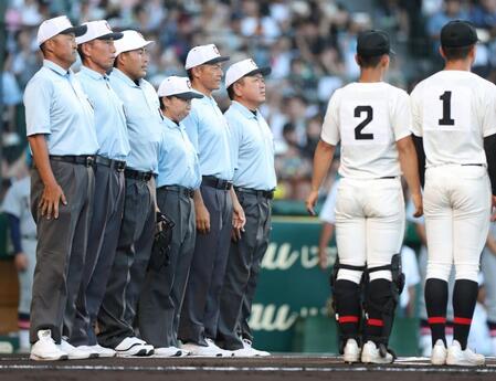 二塁審判を務める森田真紀さん（左から４人目）＝撮影・中田匡峻