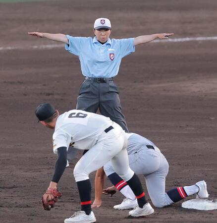二塁塁審を務める森田真紀さん（撮影・西田忠信）