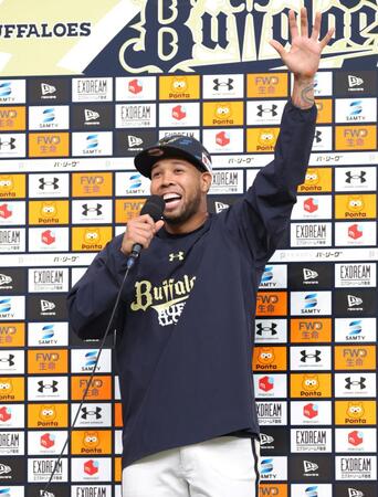 お立ち台に立ち、流ちょうな日本語でファンに感謝の言葉を掛けるエスピノーザ（撮影・立川洋一郎）