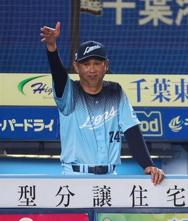 選手の交代を告げる西口監督（撮影・石井剣太郎）