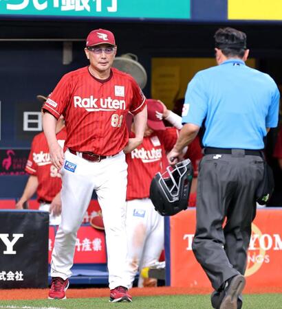 ８回が終わり、選手交代を告げにベンチを出る吉井監督（撮影・立川洋一郎）