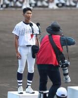 選手宣誓を行う八王子実践・矢沢陵磨（撮影・中田匡峻）