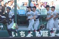 応援団席にあいさつへ行った仙台育英・星よつは学生コーチ兼マネジャー（左から２人目）＝撮影・中田匡峻