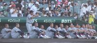試合前、選手たちに話しかける仙台育英・須江航監督（撮影・中田匡峻）