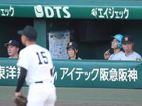 記録員としてベンチに入り、グラウンドを見つめる仙台育英・星よつはさん（中央）