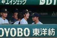 ４回、仙台育英・田山纏のソロで喜ぶ星よつは学生コーチ兼マネジャー（撮影・中田匡峻）