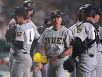 ８回の守備を終えたナインを迎える仙台育英・須江航監督（中央）＝撮影・中田匡峻
