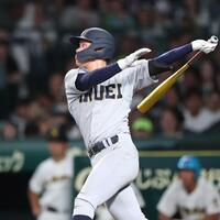 ６回、ライトへ二塁打を放つ仙台育英・丹羽裕聖（撮影・中田匡峻）