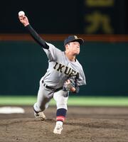 ８回、力投する仙台育英・梶井湊斗（撮影・中田匡峻）
