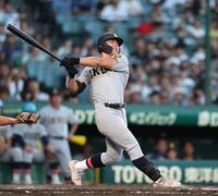 ４回、ライトへソロを放つ仙台育英・田山纏（撮影・中田匡峻）
