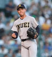 ５回を投げ終え、拳を握る仙台育英・古川諒弥（撮影・中田匡峻）