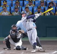 ６回、二塁打を放つ仙台育英・丹羽裕聖（撮影・西田忠信）