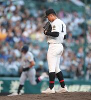 ４回、仙台育英・田山纏（奥）にソロを浴びた札幌日大・石川瑛二朗（撮影・中田匡峻）
