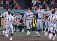 ６回の守備を終えたナインを迎える仙台育英・須江航監督（中央）＝撮影・西田忠信