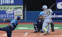 ２回、死球を受ける伏見（撮影・金田祐二）