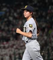 応援団の元へあいさつへ行く仙台育英・星よつは学生コーチ兼マネジャー（撮影・中田匡峻）