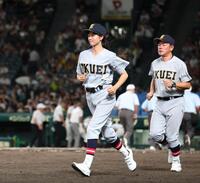応援団の元へあいさつに向かう仙台育英・星よつは学生コーチ兼マネジャー（左）＝撮影・中田匡峻