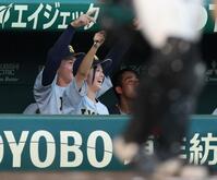 ４回、仙台育英・田山纏のソロに拳を突き上げる星よつは学生コーチ兼マネジャー（撮影・中田匡峻）