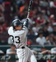 ５回、２点適時打を放つ小浜（撮影・北村雅宏）