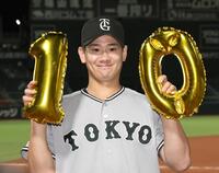 二桁勝利を挙げ、笑顔を見せる井上（撮影・北村雅宏）