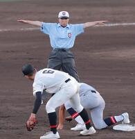 二塁塁審を務める森田真紀さん（撮影・西田忠信）