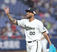 ５回表を投げ終え、笑顔を見せるエスピノーザ（撮影・立川洋一郎）
