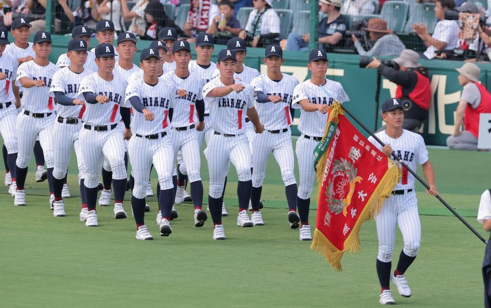 入場行進する有明ナイン（撮影・西田忠信）