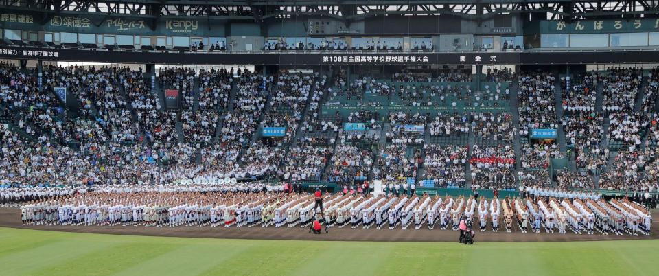 開会式で黙とうをする出場校の選手たち（撮影・西田忠信）