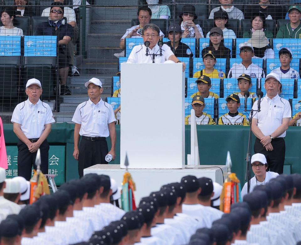開会のあいさつをする大会会長の角田克朝日新聞社社長（撮影・西田忠信）