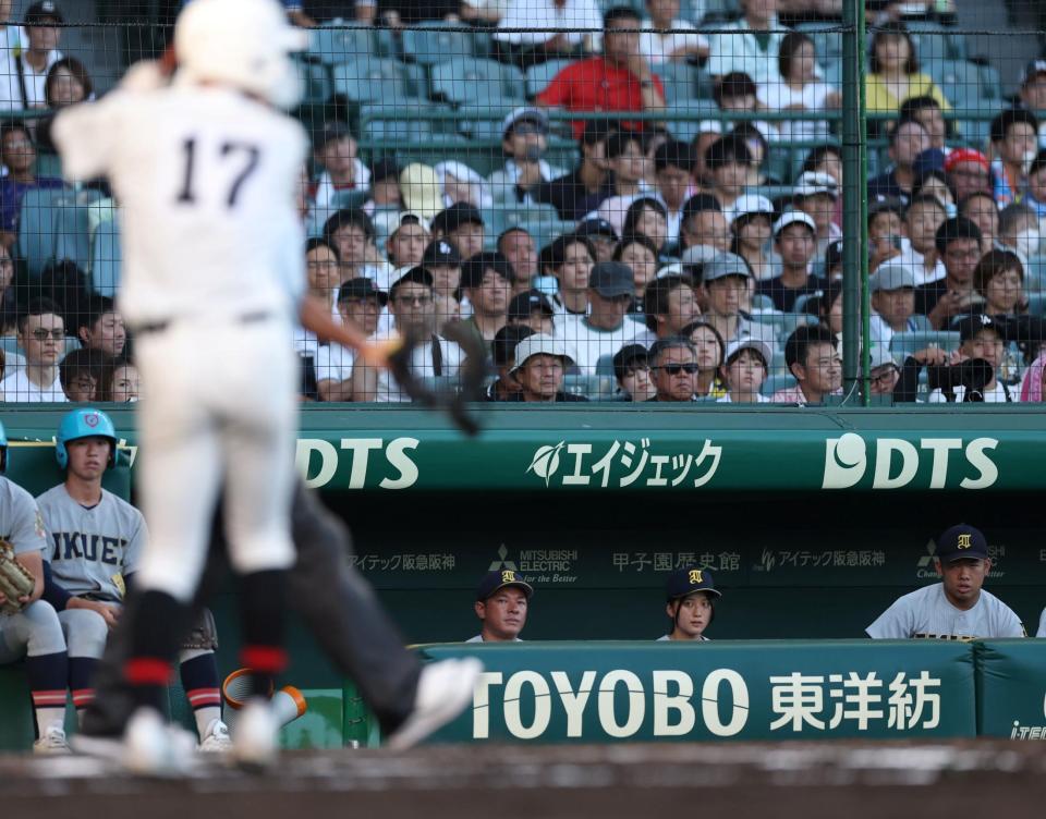 ２回、戦況を見つめる仙台育英・星よつは学生コーチ兼マネジャー（右から２人目）＝撮影・中田匡峻