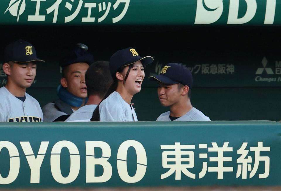 ４回、仙台育英・田山纏のソロで喜ぶ星よつは学生コーチ兼マネジャー（撮影・中田匡峻）