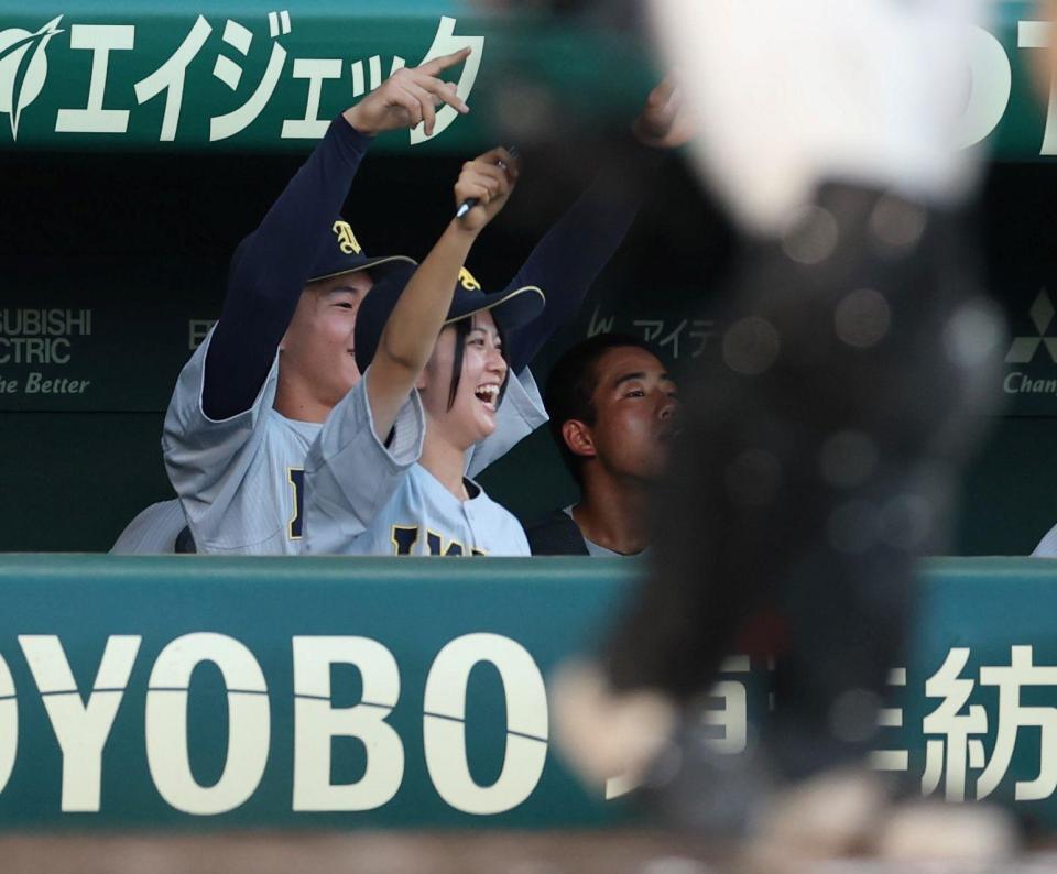 ４回、仙台育英・田山纏のソロに拳を突き上げる星よつは学生コーチ兼マネジャー（撮影・中田匡峻）