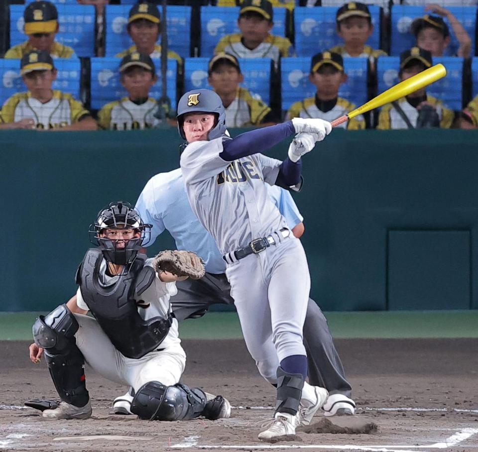 ６回、二塁打を放つ仙台育英・丹羽裕聖（撮影・西田忠信）
