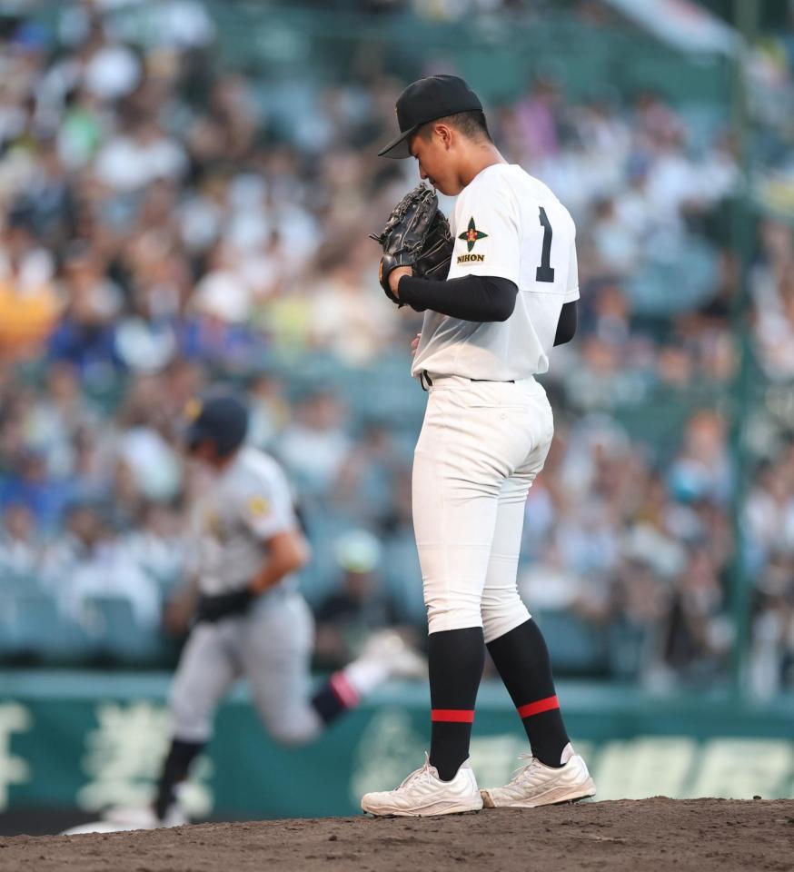 ４回、仙台育英・田山纏（奥）にソロを浴びた札幌日大・石川瑛二朗（撮影・中田匡峻）