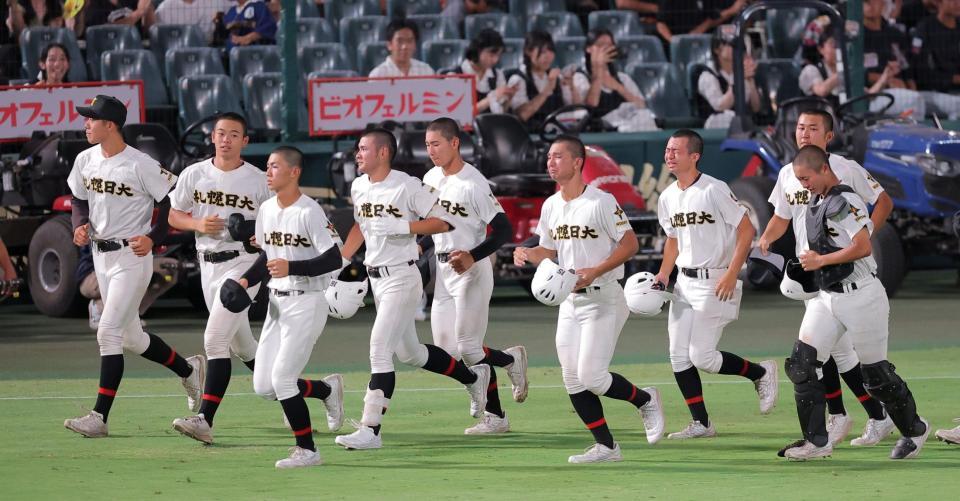 初戦敗退となり、スタンドへあいさつに向かう札幌日大ナイン（撮影・西田忠信）