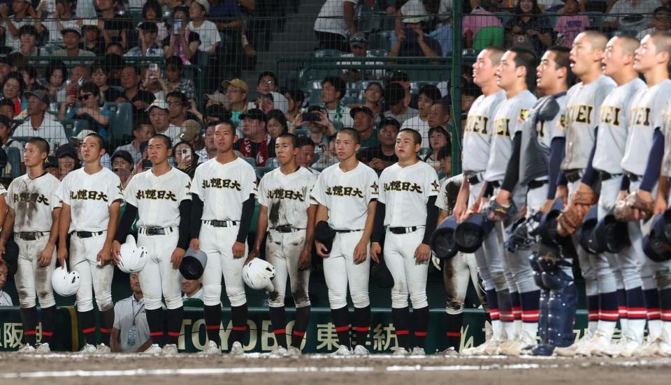 仙台育英（手前）に敗れた札幌日大ナイン（撮影・中田匡峻）
