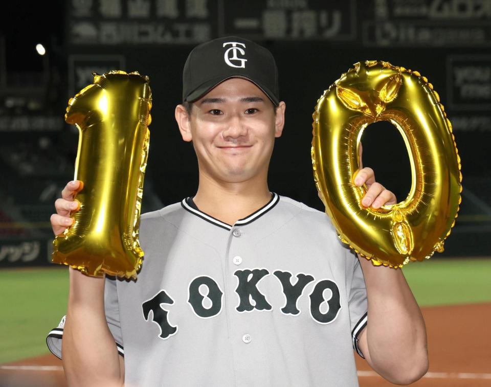 二桁勝利を挙げ、笑顔を見せる井上（撮影・北村雅宏）