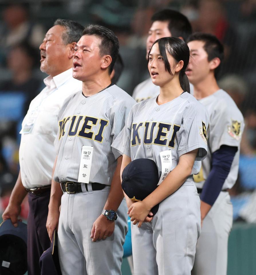 札幌日大に勝利し、仙台育英・須江航監督と校歌を歌う仙台育英・星よつは学生コーチ兼マネジャー（右）＝甲子園（撮影・中田匡峻）