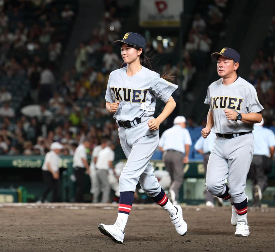 応援団の元へあいさつに向かう仙台育英・星よつは学生コーチ兼マネジャー（左）＝撮影・中田匡峻