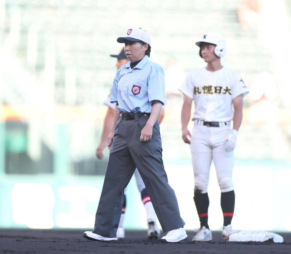 二塁審判を務める森田真紀さん（撮影・中田匡峻）