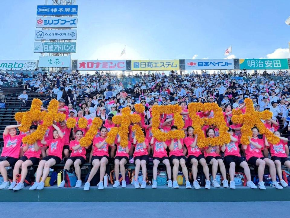 札幌日大側のスタンドでポムを使って「サッポロ日大」の文字を作る