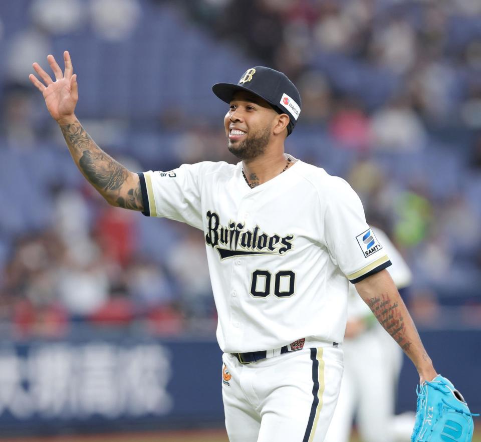 ５回表を投げ終え、笑顔を見せるエスピノーザ（撮影・立川洋一郎）
