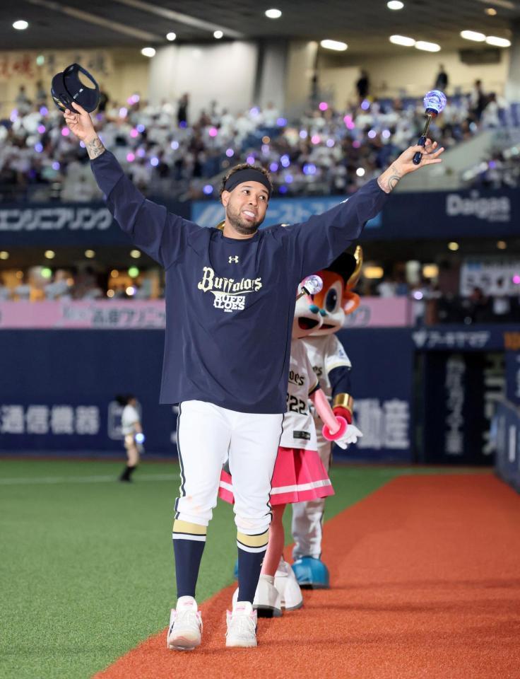 １０勝目を飾りファンの歓声に応えるエスピノーザ（撮影・立川洋一郎）