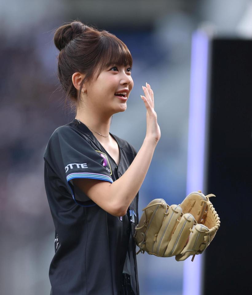 始球式に臨むＨＯＮＧ　ＥＵＮＣＨＡＥ（撮影・石井剣太郎）
