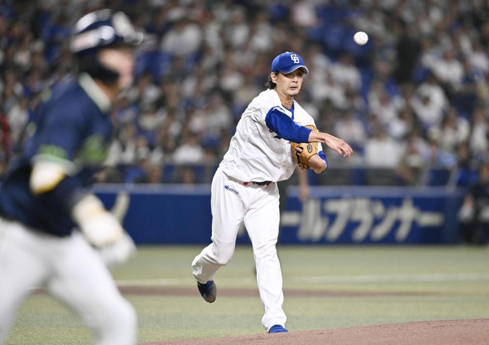 　１回、長岡（左）の打球が直撃後、一塁に送球し投ゴロに打ち取る涌井